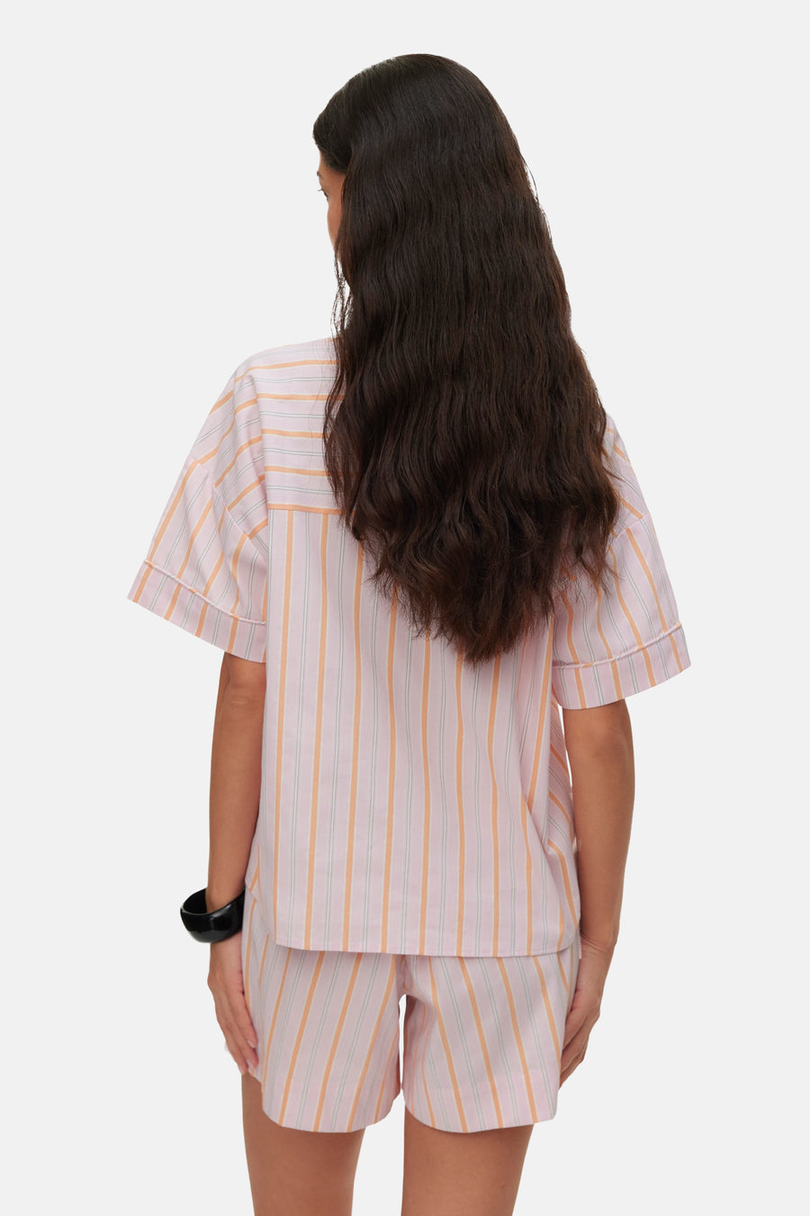 Roze blouse met korte mouwen en verticale strepen van VERO MODA®, achterkant weergegeven, gestreept overhemd met opgerolde mouwen