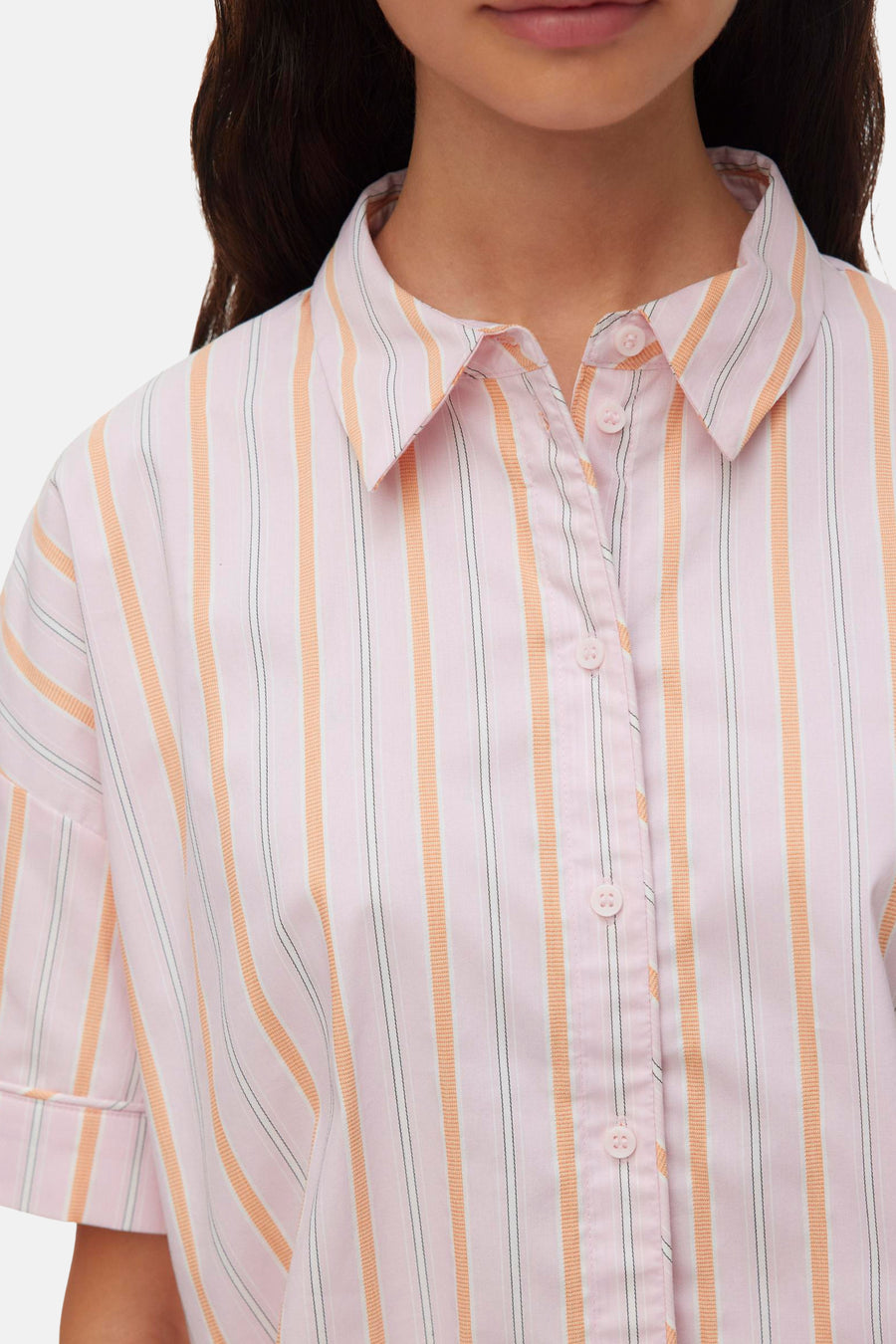 Roze gestreepte blouse met korte mouwen van VERO MODA®, met oranje en witte strepen, knoopsluiting en opgerolde mouwen, close-up voorzijde.