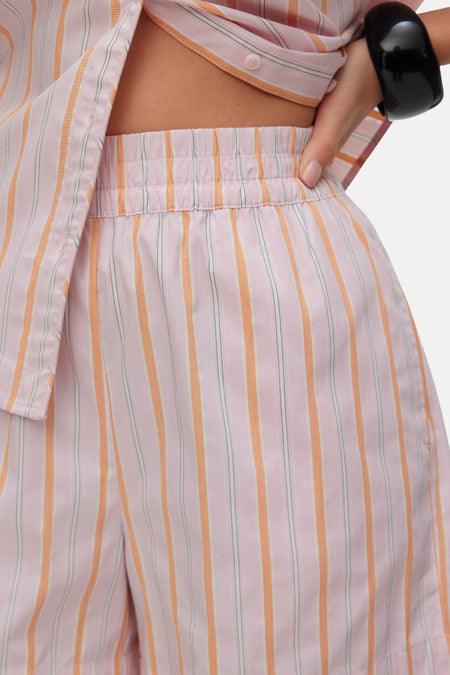 Roze gestreepte shorts van VERO MODA® met elastische taille, zacht katoen, close-up van voorkant