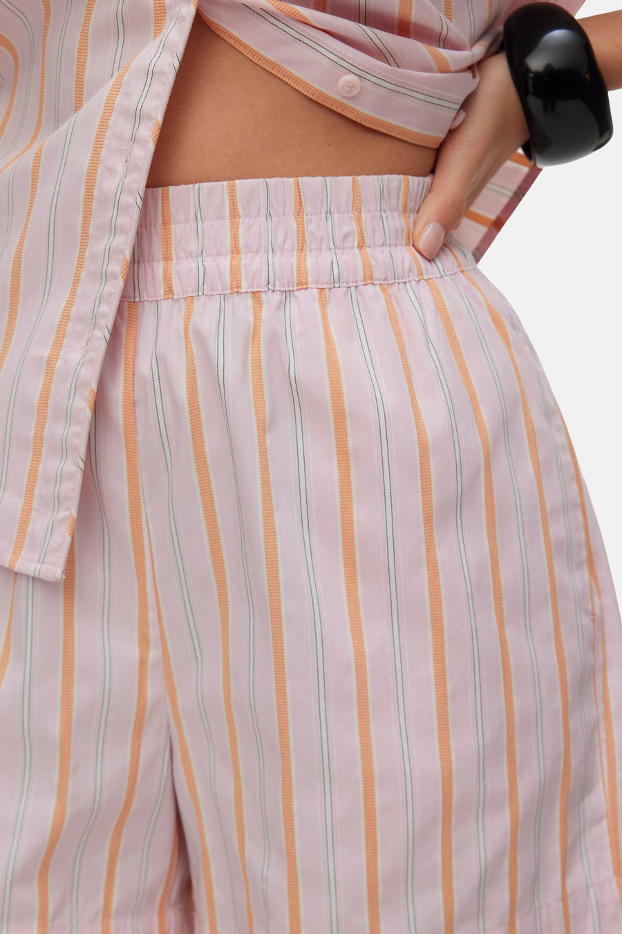Roze gestreepte shorts van VERO MODA® met elastische taille, zacht katoen, close-up van voorkant