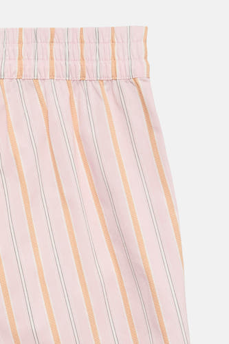 Roze gestreepte korte broek van VERO MODA® met elastische taille en fijne oranje en witte strepen, close-up voorzijde
