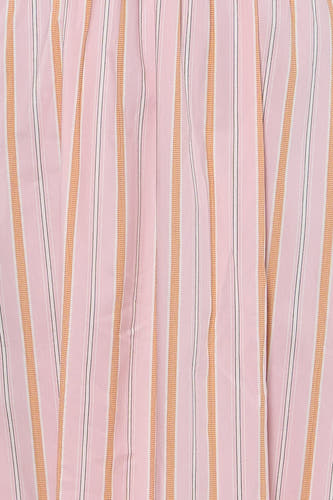 Roze mouwloos kleedje met verticale strepen van VERO MODA®, zacht gestreept patroon in roze, oranje en wit, close-up detail