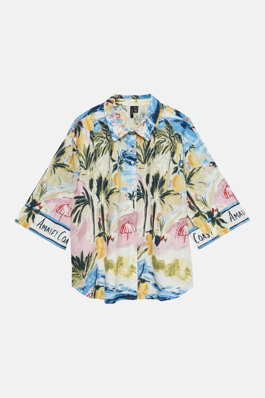 Chemise multicolore à manches courtes de VERO MODA® avec imprimé tropical de palmiers, citrons, parasols et le texte 'Amalfi Coast'.