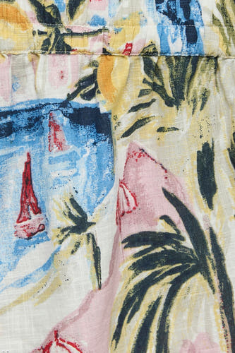 Detailopname van een meerkleurige formele short van VERO MODA® met abstracte strandprint en zichtbare textuur.
