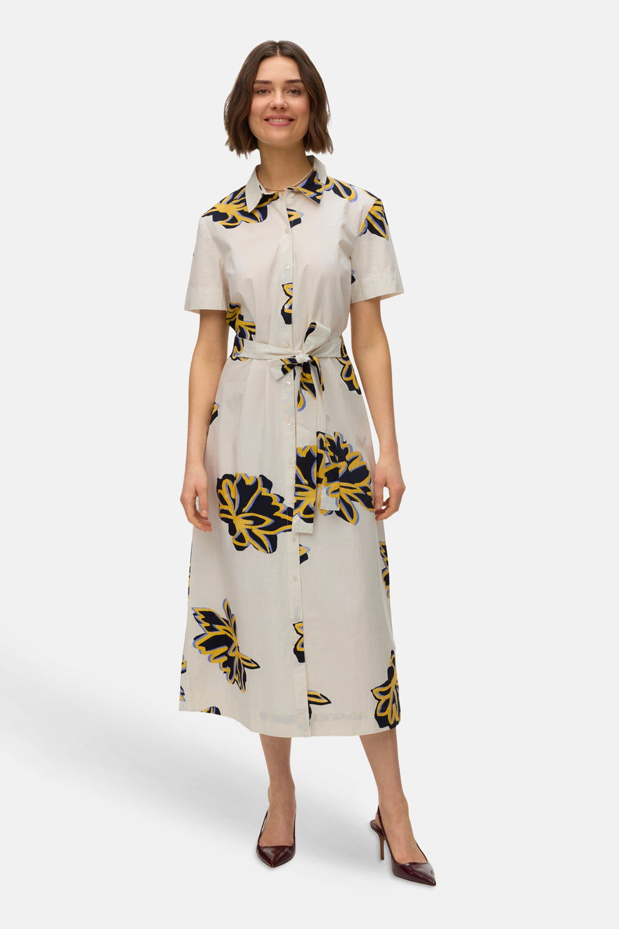 Robe multicolore à manches courtes de VERO MODA® avec imprimé feuilles bleu foncé et jaune, col et ceinture à la taille, vue arrière.