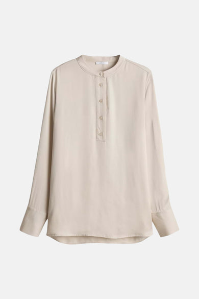 Beige blouse met lange mouwen van OPUS, met een subtiele knoopsluiting aan de voorkant.
