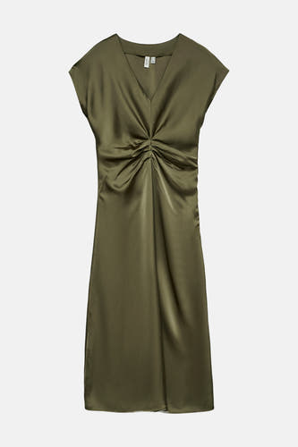 Robe verte à manches courtes de Vero Moda, avec un détail de nœud torsadé à la taille.