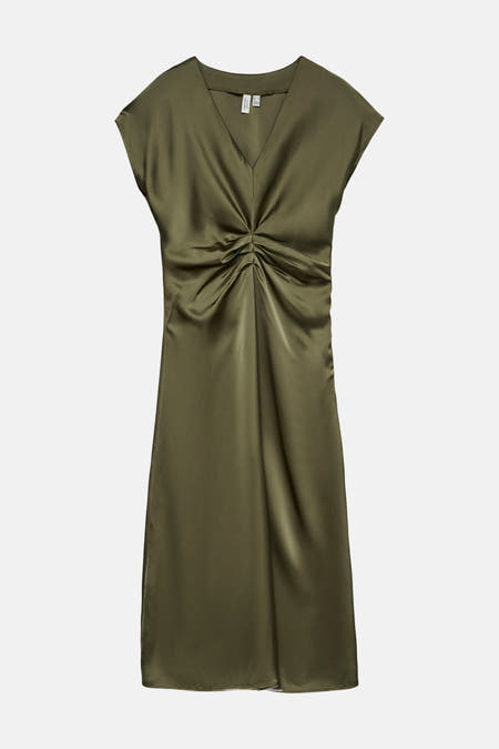 Groene jurk met korte mouwen van Vero Moda, met een gedraaide knoopdetail in de taille.
