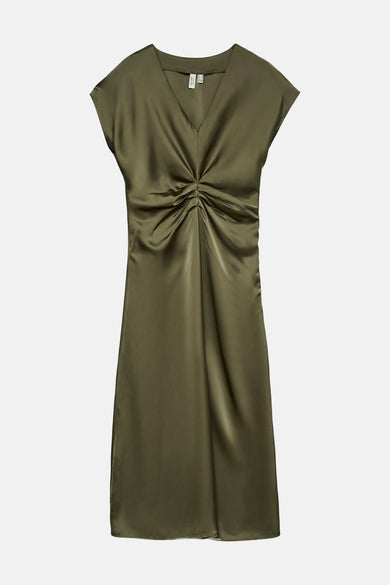 Robe verte à manches courtes de Vero Moda, avec un détail de nœud torsadé à la taille.