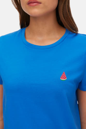 T-shirt bleu à manches courtes de VERO MODA®, avec un petit imprimé pastèque sur la poitrine.