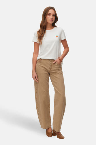 Wit T-shirt met korte mouwen van VERO MODA® met een kleine oranje perzik decoratie.