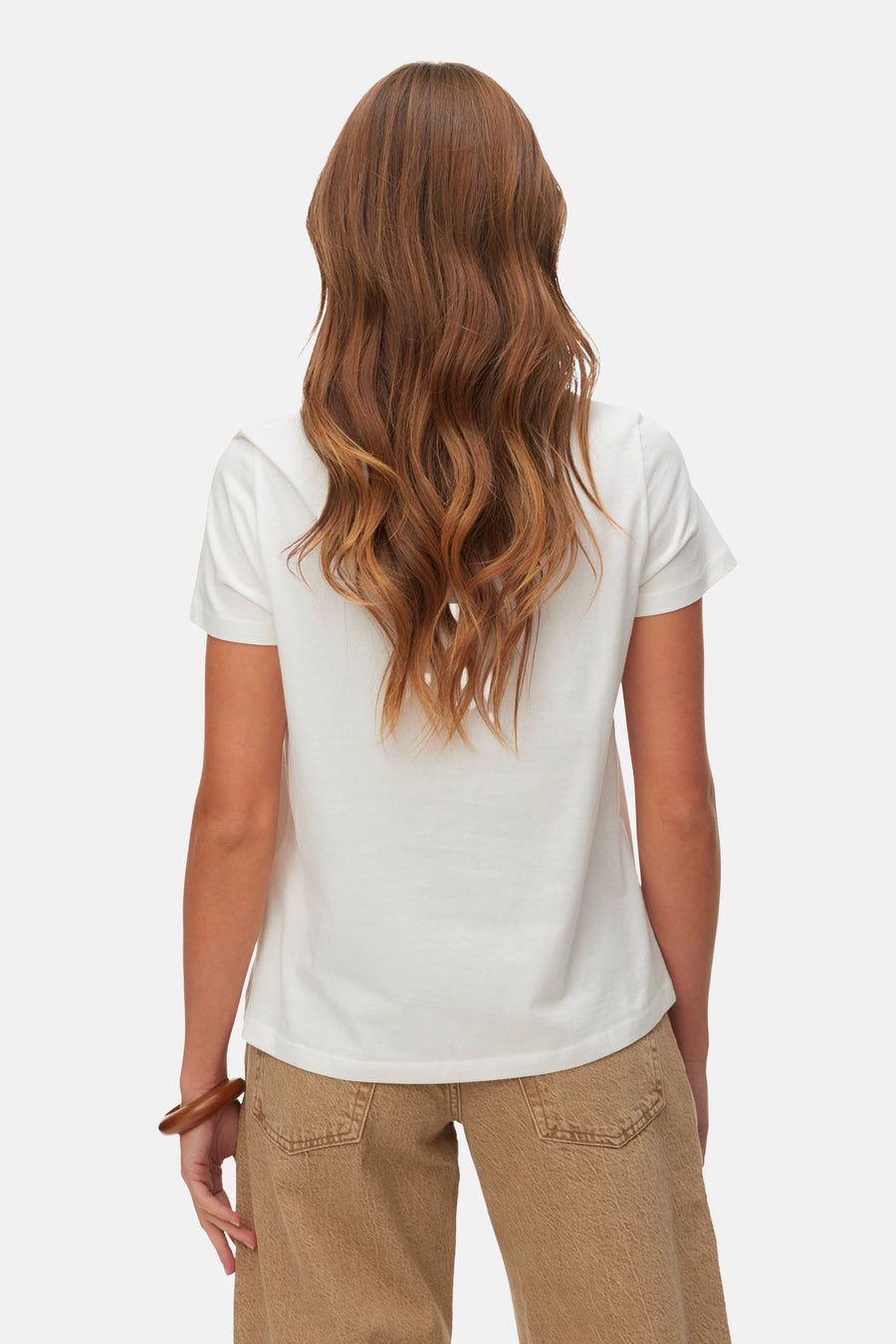 Wit T-shirt met korte mouwen van VERO MODA®, gezien van achteren met bruin haar en een bruine armband.