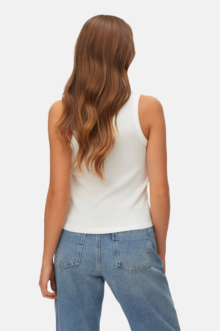 Witte singlet van VERO MODA, met ribbels en gecombineerd met een blauwe jeans, achteraanzicht.