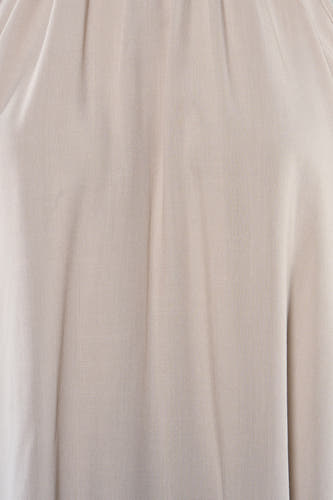 Robe beige de VERO MODA avec une texture fine et des plis doux.