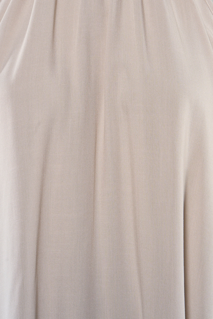 Robe beige de VERO MODA avec une texture fine et des plis doux.