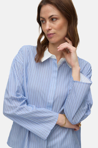 Chemise bleue rayée à manches longues de VERO MODA®, vue de dos, avec un pantalon blanc.
