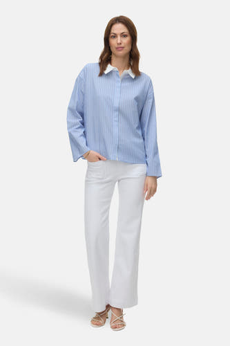 Blauw, gestreept overhemd met lange mouwen van VERO MODA, met een witte kraag en witte broek.
