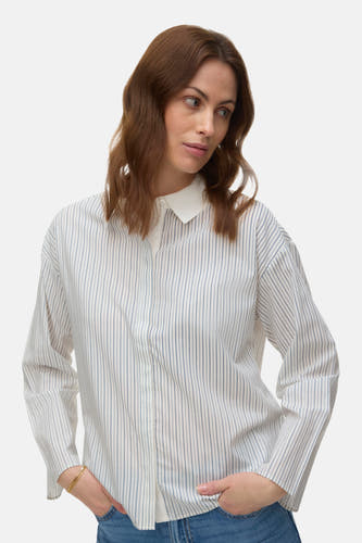 Chemise blanche à rayures à manches longues de VERO MODA, vue de dos et associée à un pantalon en jean.