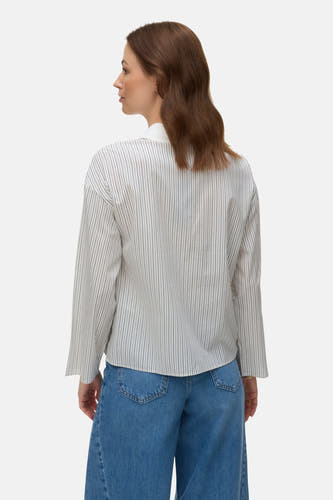 Wit gestreept overhemd met lange mouwen van VERO MODA, gezien van achteren en gecombineerd met denim broek.
