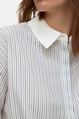 Chemise blanche à rayures à manches longues de VERO MODA®, avec un col blanc et une fermeture boutonnée.