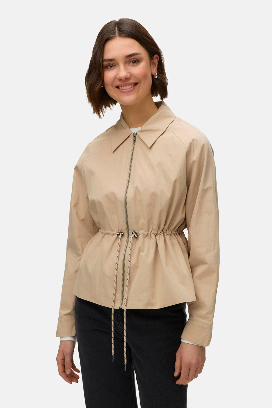 Manteau beige de VERO MODA, avec manches longues, un col et une ceinture ajustée à l'arrière.