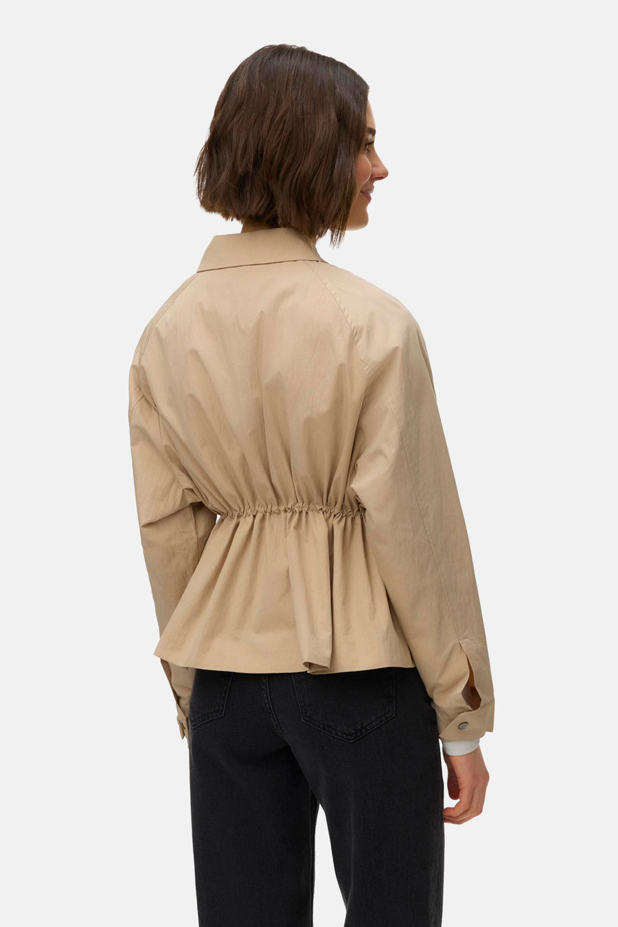 Beige jas van VERO MODA, met lange mouwen, een kraag en een aansluitende tailleband aan de achterkant.