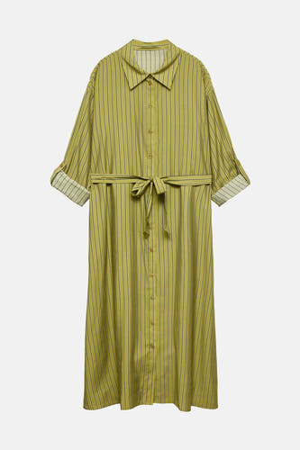 Robe jaune à manches courtes de Vero Moda, avec un motif à rayures verticales et une ceinture à nouer.