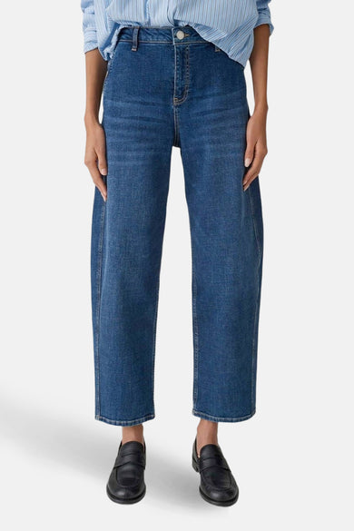 Blauwe straight jeans van OPUS, met een hoge taille en gecombineerd met zwarte loafers en een gestreept overhemd.
