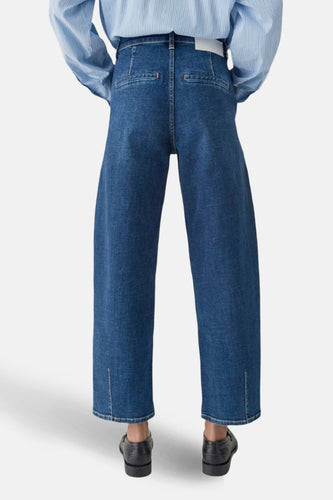 Blauwe rechte jeans van OPUS, met splitjes aan de onderkant van de pijpen en een lichtblauwe blouse.
