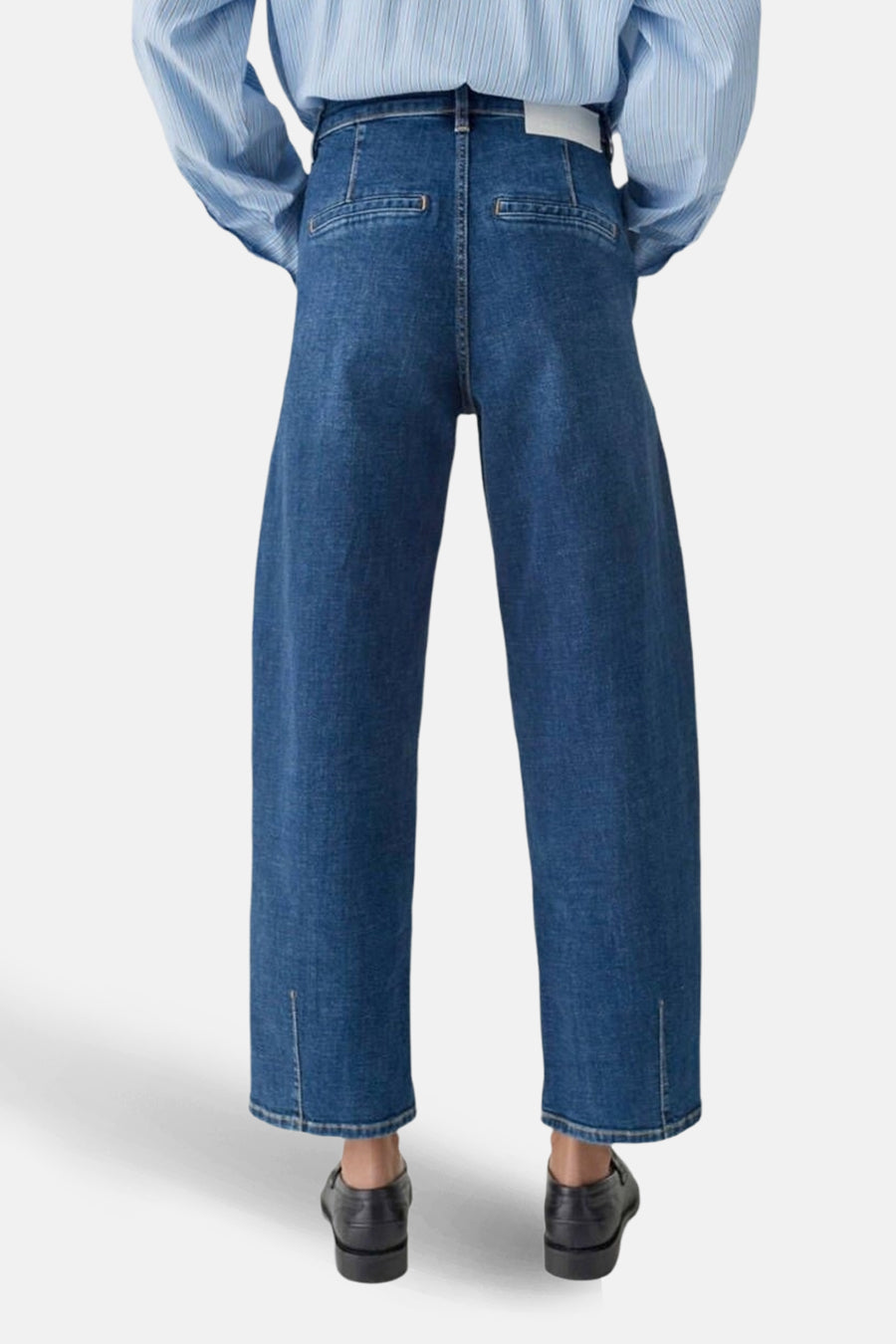 Blauwe rechte jeans van OPUS, met splitjes aan de onderkant van de pijpen en een lichtblauwe blouse.