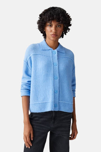 Blauwe trui van OPUS met lange mouwen en knoopsluiting, gedragen met een zwarte jeans.