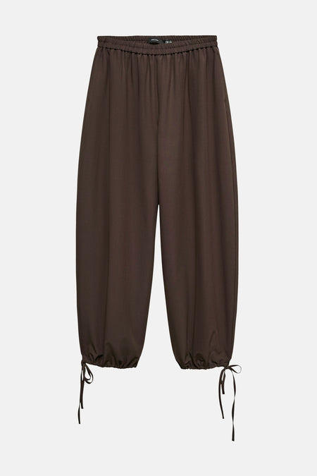 Pantalon marron de VERO MODA avec une taille élastique et des détails à nouer en bas.