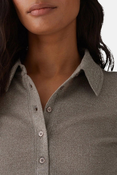 Beige polo met lange mouwen van OPUS, met een subtiele glans en een klassieke kraag.
