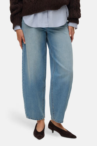 Lichtblauwe denim jeans van VERO MODA met wijde pijpen, gestyled met een bruine trui, lichtblauw overhemd en donkerbruine suède schoenen.