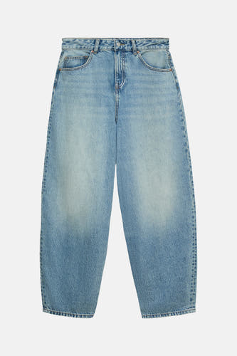 Lichtblauwe denim jeans met speciale pasvorm van VERO MODA® met brede pijpen en een lichte wassing, plat liggend.