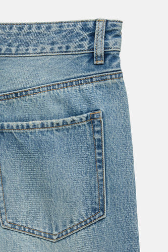Lichtblauwe denim jeans met speciale pasvorm van VERO MODA, close-up van de achterkant met achterzak en riemlus.
