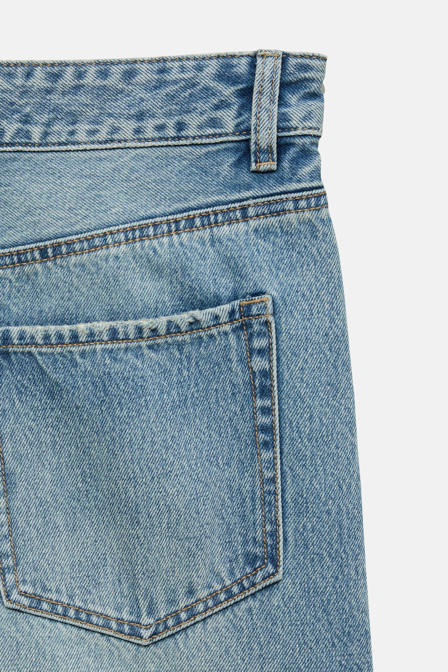 Lichtblauwe denim jeans met speciale pasvorm van VERO MODA, close-up van de achterkant met achterzak en riemlus.
