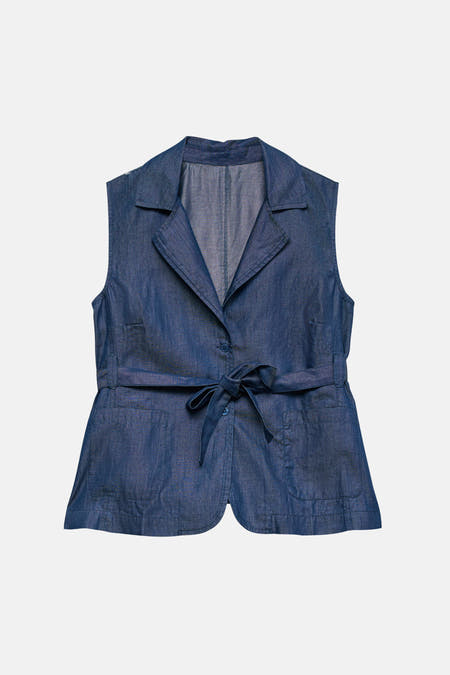 Donkerblauw denim gilet van VERO MODA®, met reverskraag, strikceintuur en opgestikte zakken.