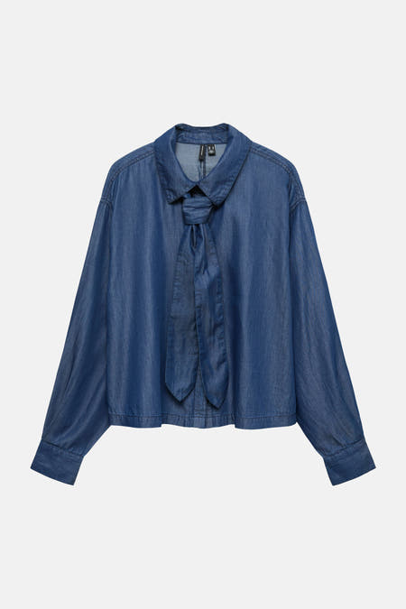 Donkerblauw denim overhemd van Vero Moda, met lange mouwen en een opvallende strikdetail.