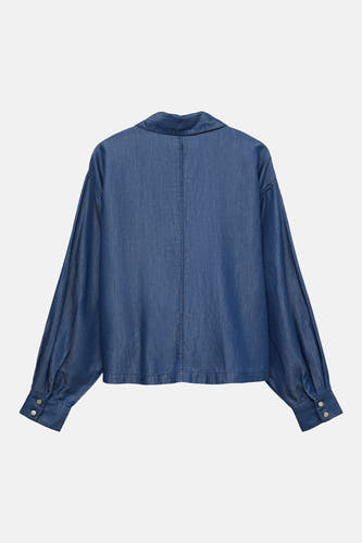Donkerblauw denim overhemd met lange mouwen van Vero Moda, achterkant met knoopsluiting aan de manchetten.
