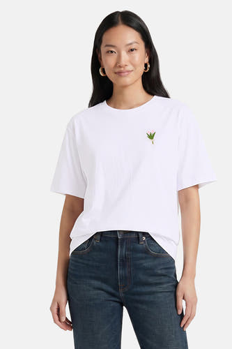 Witte korte mouwen t-shirt van VERO MODA® met klein bloemetje op borst, gedragen met donkerblauwe jeans, front view