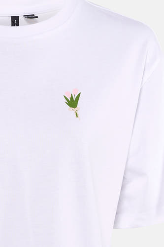 Witte korte mouwen t-shirt van VERO MODA® met klein geborduurd bloemetjesmotief op borst, zacht katoen, close-up voorzijde