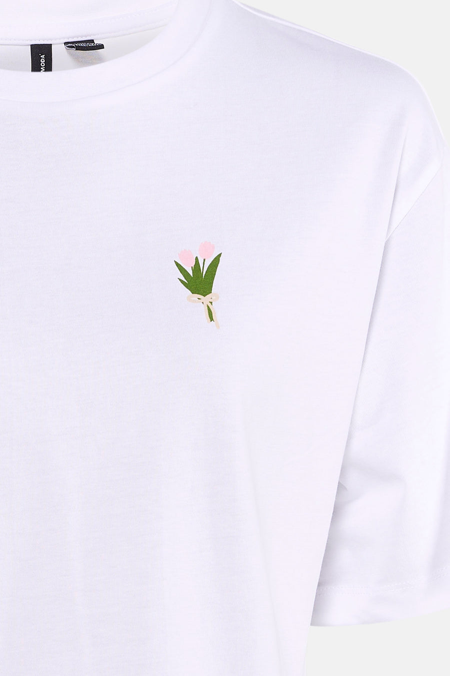 Witte korte mouwen t-shirt van VERO MODA® met klein geborduurd bloemetjesmotief op borst, zacht katoen, close-up voorzijde