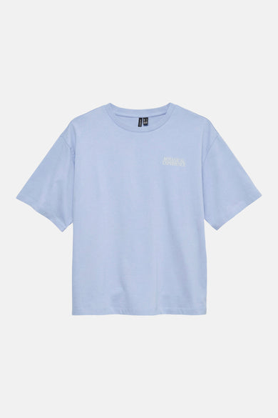T-shirt bleu de VERO MODA avec un imprimé botanique blanc et un texte dans le dos.