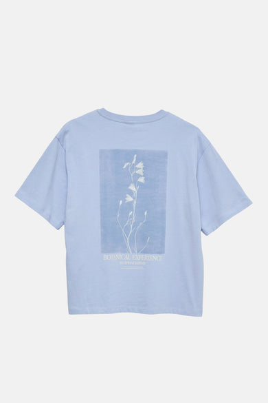 Blauw T-shirt van VERO MODA met een witte botanische print en tekst op de rug.
