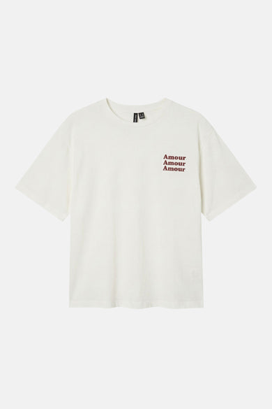 Wit T-shirt met korte mouwen van VERO MODA, met 'Amour Amour Amour' tekst in roodbruin op de borst.