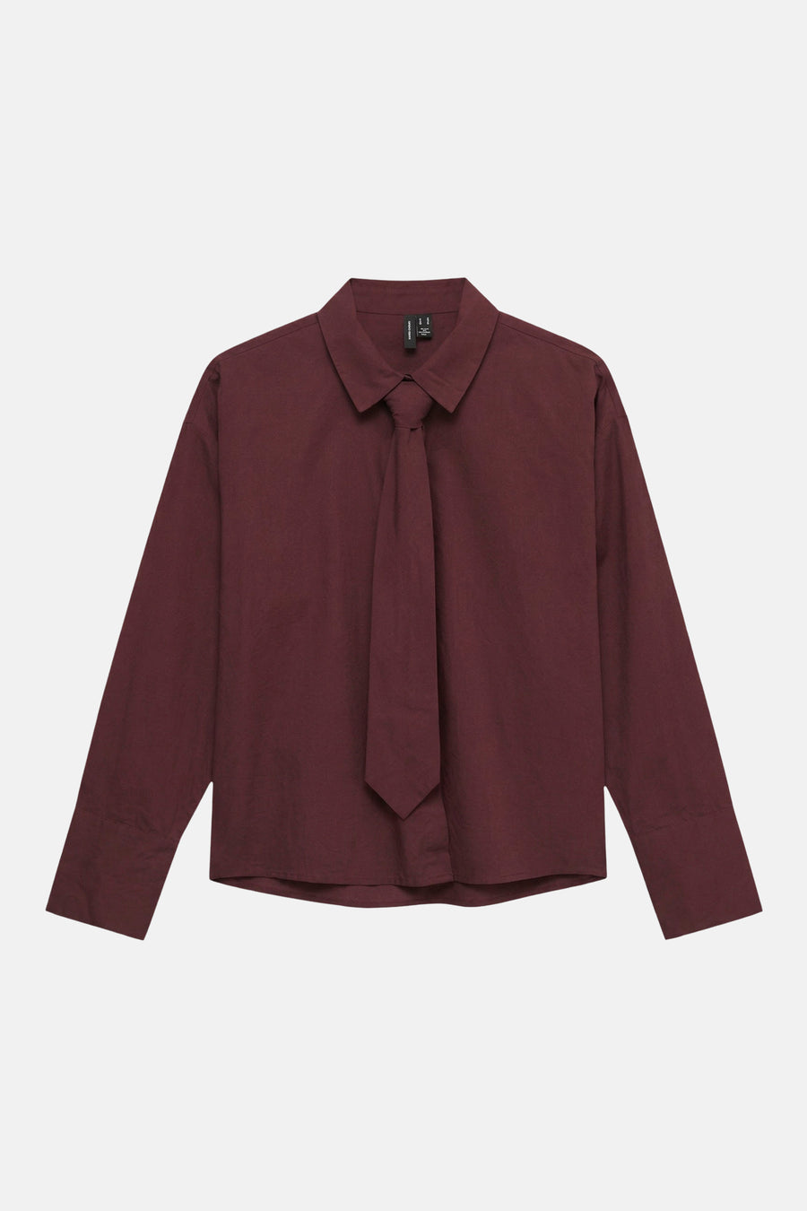 Chemise de couleur bordeaux de VERO MODA avec manches longues et un détail de cravate.