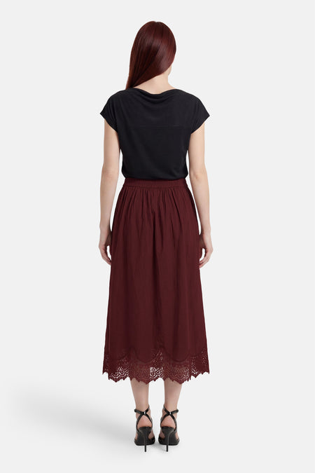 Jupe bordeaux de VERO MODA® avec taille plissée et ourlet festonné en dentelle, dos.