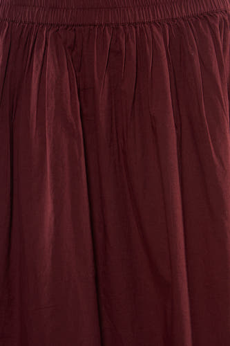 Jupe bordeaux de VERO MODA® avec une ceinture élastique et de doux plis verticaux.