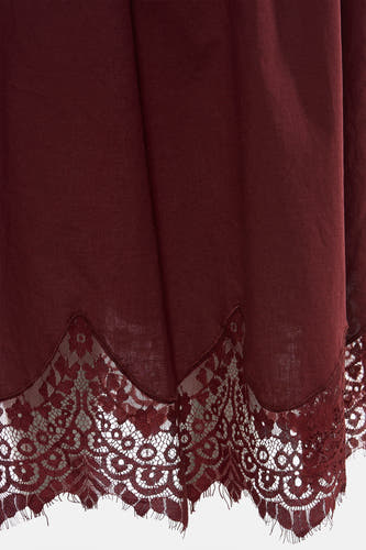 Jupe de couleur bordeaux de VERO MODA® avec un large ourlet en dentelle festonnée.